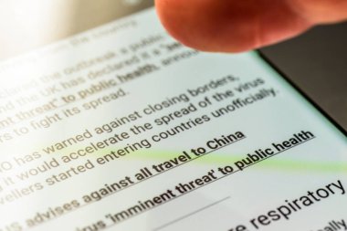 Coronavirus covid 19 wuhan metin akıllı telefon ekranında - Northampton, Uk - 25 Şubat 2020