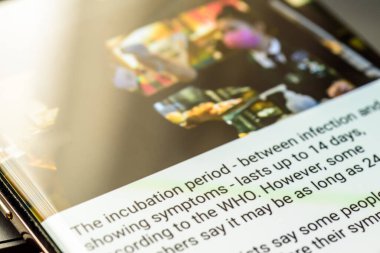 Coronavirus kuluçka dönemi metni akıllı telefon ekranında - Northampton, Uk - 25 Şubat 2020