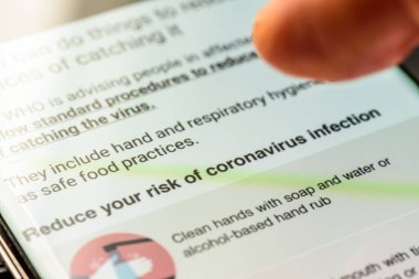 Coronavirus covid 19 wuhan metin akıllı telefon ekranında - Northampton, Uk - 25 Şubat 2020