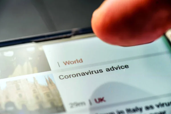Coronavirus advies tekst op smartphone scherm - Northampton, Verenigd Koninkrijk - 25 februari 2020 — Stockfoto