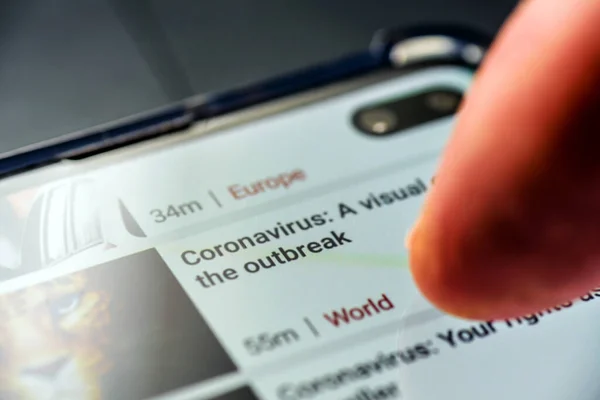 Coronavirus låsning text på smarttelefon skärm - Northampton, Storbritannien - 25 februari 2020 — Stockfoto