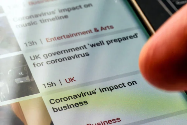코로나 바이러스가 스마트폰 화면 상의 비즈니스 텍스트에 미친 영향 - 영국 노샘프턴 - 2020 년 2 월 25 일 — 스톡 사진