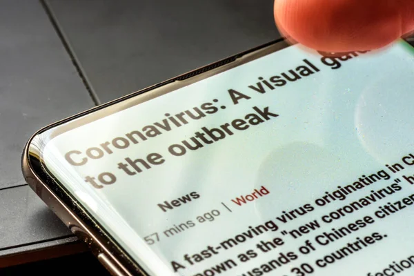 Коронавирус превосходит текст на экране смартфона - Нортгемптон, Великобритания - 25 февраля 2020 года — стоковое фото