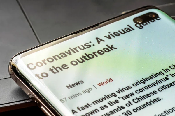 Коронавирус превосходит текст на экране смартфона - Нортгемптон, Великобритания - 25 февраля 2020 года — стоковое фото