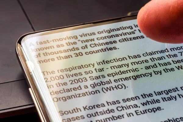 Коронавирусная респираторная инфекция на экране смартфона - Нортгемптон, Великобритания - 25 февраля 2020 года — стоковое фото