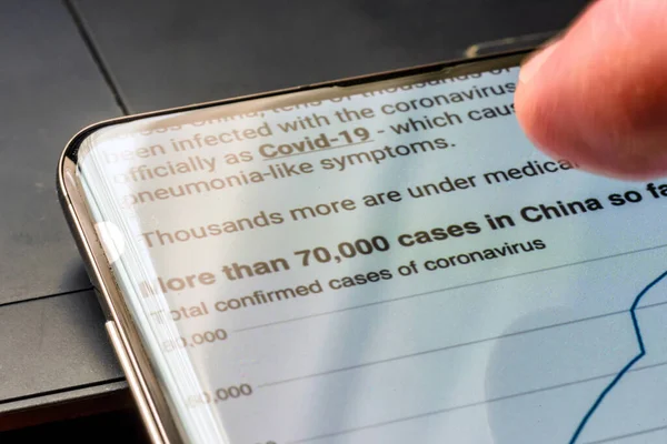 Coronavirus covid 19 Text auf Smartphone-Bildschirm - Northampton, Vereinigtes Königreich - 25. Februar 2020 — Stockfoto