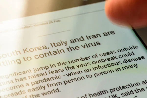 Coronavirus in china tekst op smartphone scherm - Northampton, Verenigd Koninkrijk - 25 februari 2020 — Stockfoto