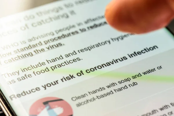 Coronavirus covid 19 wuhan tekst op smartphone scherm - Northampton, Verenigd Koninkrijk - 25 februari 2020 — Stockfoto
