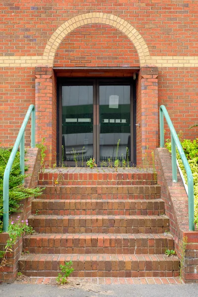 Парадные входные двери пустого и пустого офисного здания в Англии uk — стоковое фото