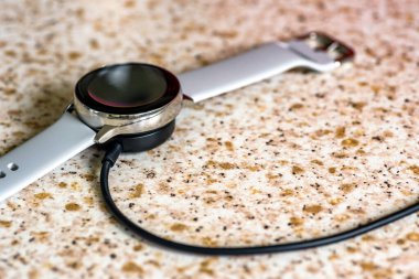 akıllı saat kablosuz şarj pedi mutfak çalışma masasında