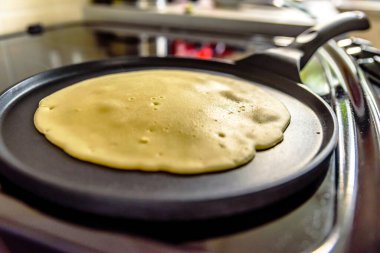 gözleme kızartma tavası ve krep mutfakta fırında pişiyor.