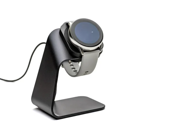 Smart watch recharge sur support de charge sans fil pad sur fond blanc — Photo