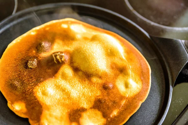 Pannkaka stekpanna med crepe pannkaka matlagning på spis i köket — Stockfoto