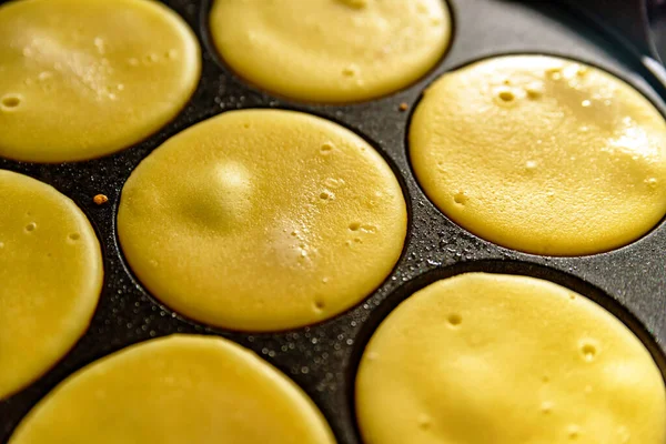 Сковородка с улыбкой блины лицо приготовления пищи на плита на кухне — стоковое фото