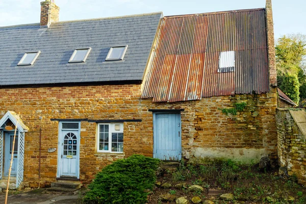 Anciens gîtes dans un village en Angleterre — Photo