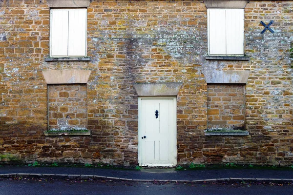 Oude deur stenen muur gebouw textuur in Engeland uk — Stockfoto
