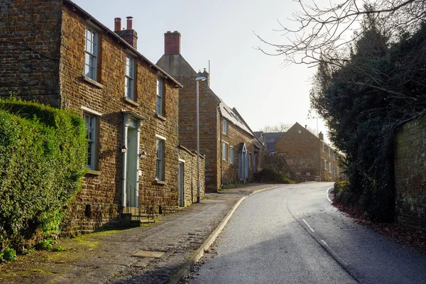 Vecchi cottage nel villaggio in Inghilterra uk — Foto Stock