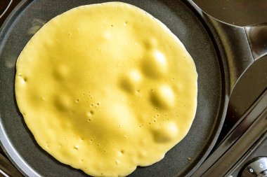 gözleme kızartma tavası ve krep mutfakta fırında pişiyor.