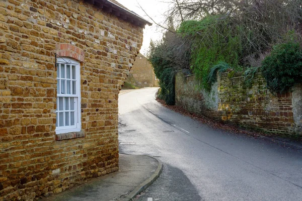 Anciens gîtes dans un village en Angleterre — Photo