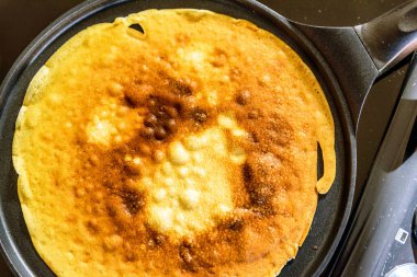 gözleme kızartma tavası ve krep mutfakta fırında pişiyor.