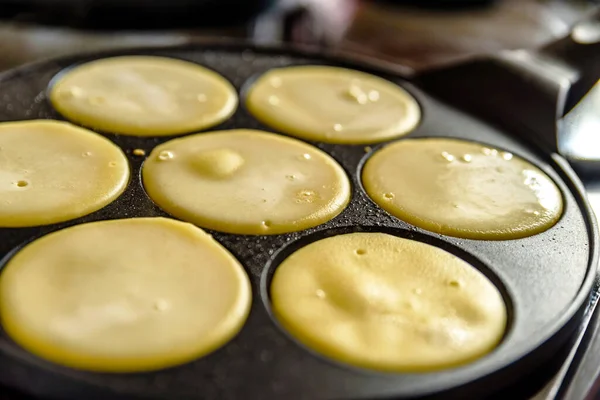 Pannkaka stekpanna med leende ansikte pannkaka matlagning på spis i köket — Stockfoto