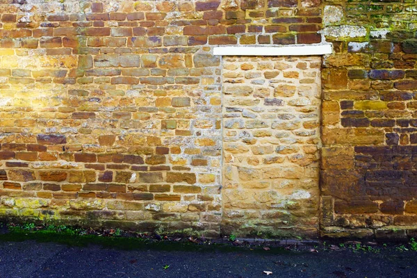 Porta velha parede de pedra construção textura em Inglaterra uk — Fotografia de Stock