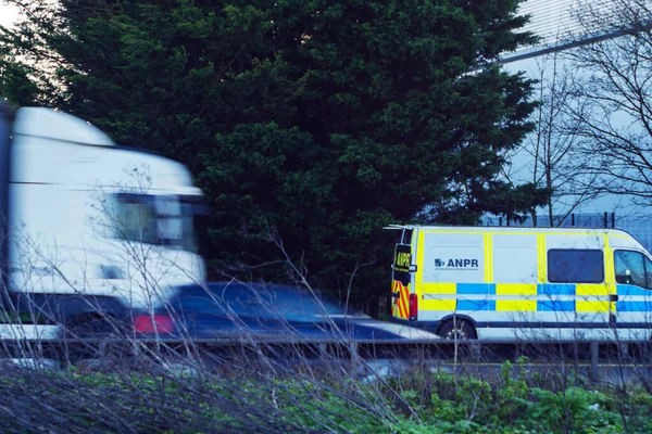 Anpr câmera van na auto-estrada uk com tráfego passando em primeiro plano na Inglaterra uk — Fotografia de Stock