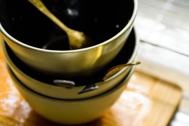 Kirli tabaklar mutfağın yanına istiflenmiş.