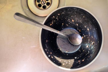 Kirli tabaklar mutfağın yanına istiflenmiş.