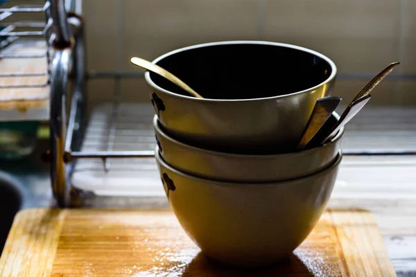 Brudne naczynia ułożone obok zlewu w domowej kuchni — Zdjęcie stockowe
