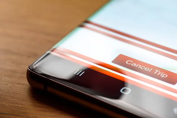 Avbryta resa textknappen på smarttelefon skärmen — Stockfoto