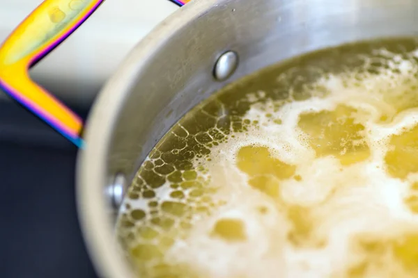 Italiano penne rigate macarrão macarrão cozinhar dentro grande panela caserole — Fotografia de Stock