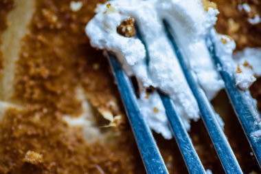 çatal bıçak ve kaşık elmalı turta ile kaplı boş kağıt tepside