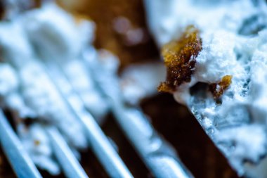 çatal bıçak ve kaşık elmalı turta ile kaplı boş kağıt tepside