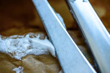 çatal bıçak ve kaşık elmalı turta ile kaplı boş kağıt tepside