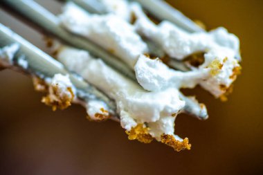 çatal bıçak ve kaşık elmalı turta ile kaplı boş kağıt tepside