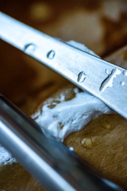 çatal bıçak ve kaşık elmalı turta ile kaplı boş kağıt tepside