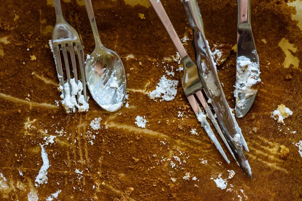 Faca de garfo e colher coberta com cobertura de torta de maçã na bandeja de papel vazia — Fotografia de Stock