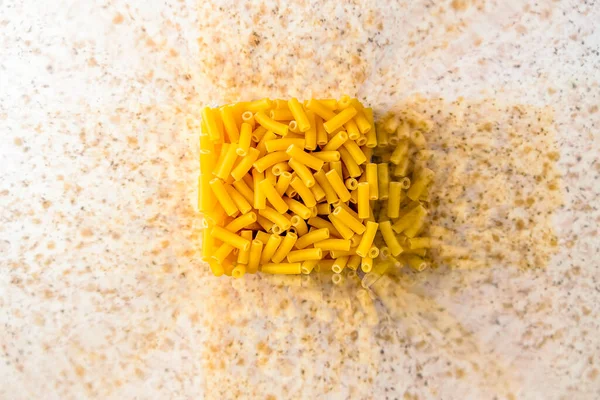 Pasta de macarrones italiana cruda dentro de un recipiente de almacenamiento transparente —  Fotos de Stock