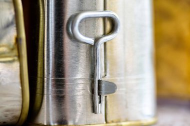 Konserve et kutularının arkasını kapatın.