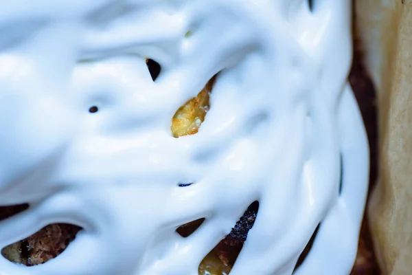 Домашній свіжий яблучний пиріг, покритий білою глазур'ю у випічці з папером у ньому — стокове фото