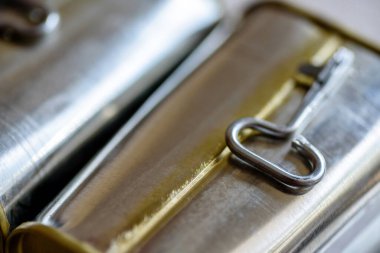 Konserve et kutularının arkasını kapatın..