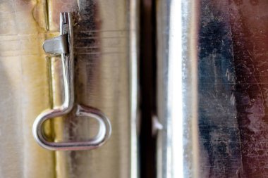 Konserve et kutularının arkasını kapatın..