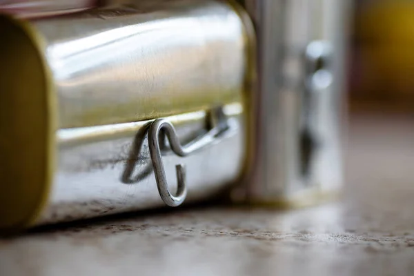 キッチンワーク上の缶詰食品缶 — ストック写真