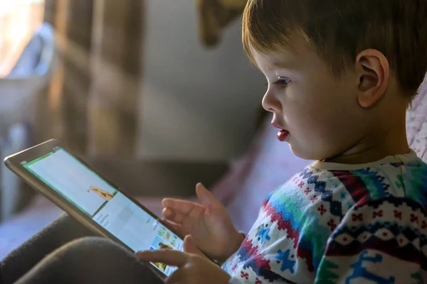 Peuter Jongen Kijken Spelen Met Digitale Tablet Bank Thuis — Stockfoto