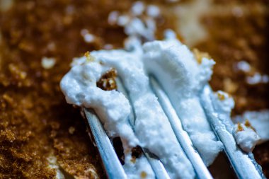 çatal bıçak ve kaşık elmalı turta ile kaplı boş kağıt tepside