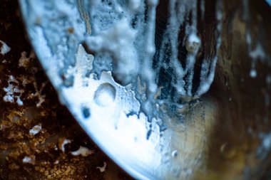 çatal bıçak ve kaşık elmalı turta ile kaplı boş kağıt tepside