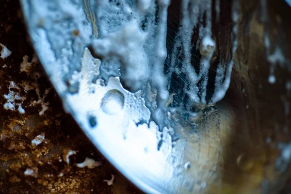 çatal bıçak ve kaşık elmalı turta ile kaplı boş kağıt tepside