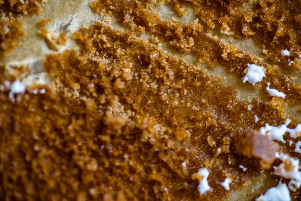 Villakés és almás pite cukormázzal borított kanál üres sütőpapírtálcán — Stock Fotó