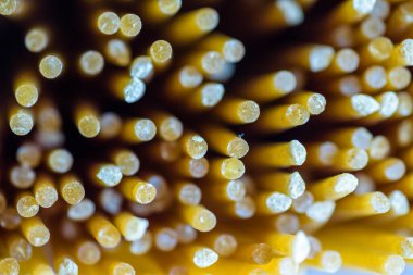 Çiğ spagetti arkaplan yakın çekim